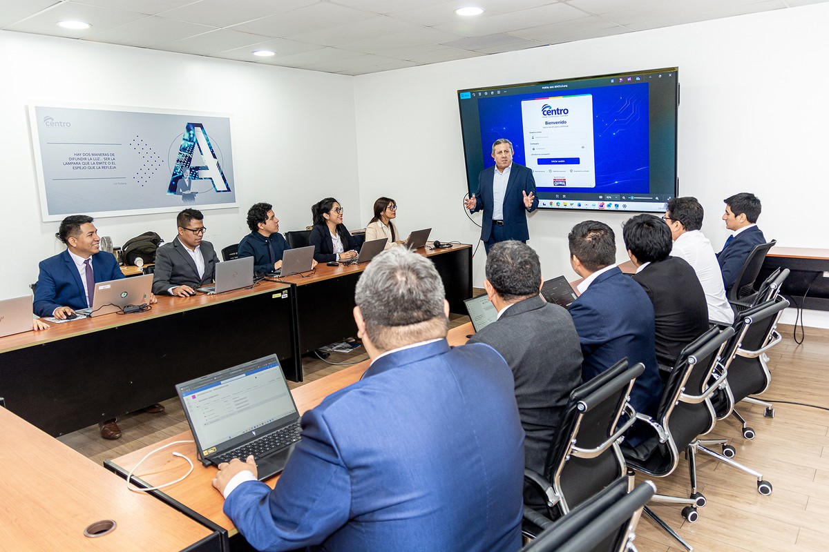 Centro de operaciones tecnológicas de CENTRO monitoreando infraestructura